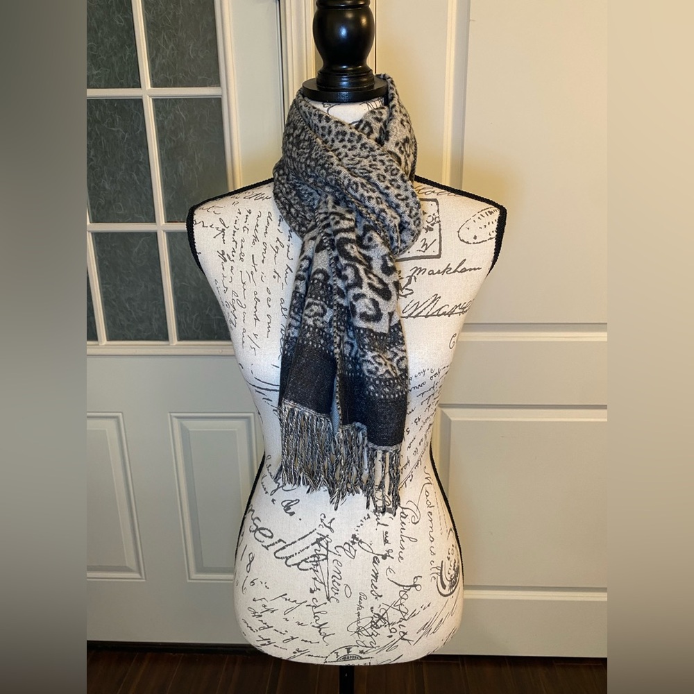 V.‎ Fraas Cashmink Gray and Black Leopard Patterned Acrylic Scarf I